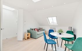 Modern 1 Bedroom Flat In Battersea